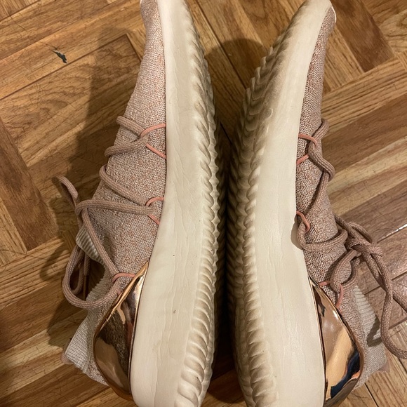 Adida clouds gently worn. - Picture 2 of 4